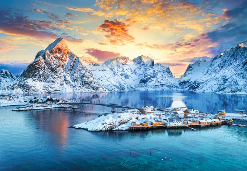 Lever de Soleil sur Sakrisoy, Lofoten, Norvège Lever de Soleil sur Sakrisoy, Lofoten, Norvège